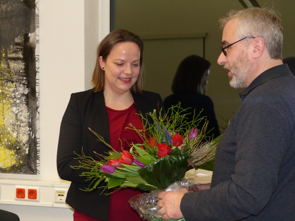 Stefan Mix, Geschäftsführer des SPD-Unterbezirks, gratuliert der neuen Vorsitzenden Janine Köster. Foto: Gabriele Keutgen-Bartosch 